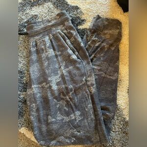 Lululemon camo jogger- size 6